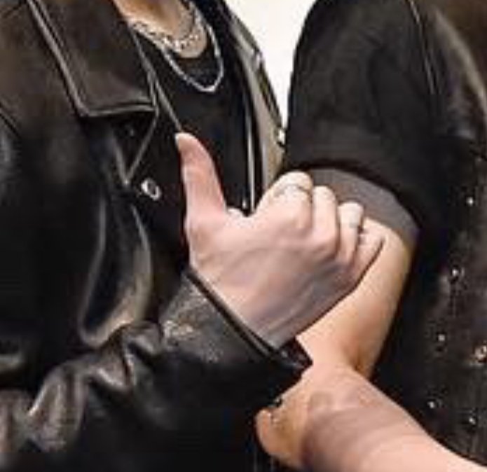 _lalaheyhey's tweet photo. The face...                      The hand... https://t.co/KE4OaW46Kk