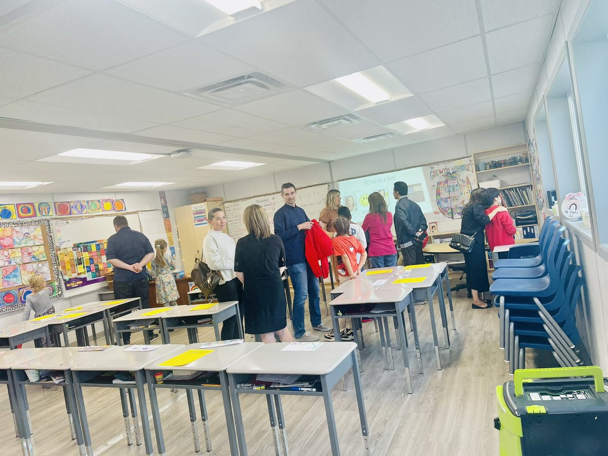 Ruby1Sidhu's tweet photo. Our very first DDW open house was a huge success! So amazing to see our wonderful families this evening 🙏🏽❤️@ddwhdsb https://t.co/41U5jlxOvI