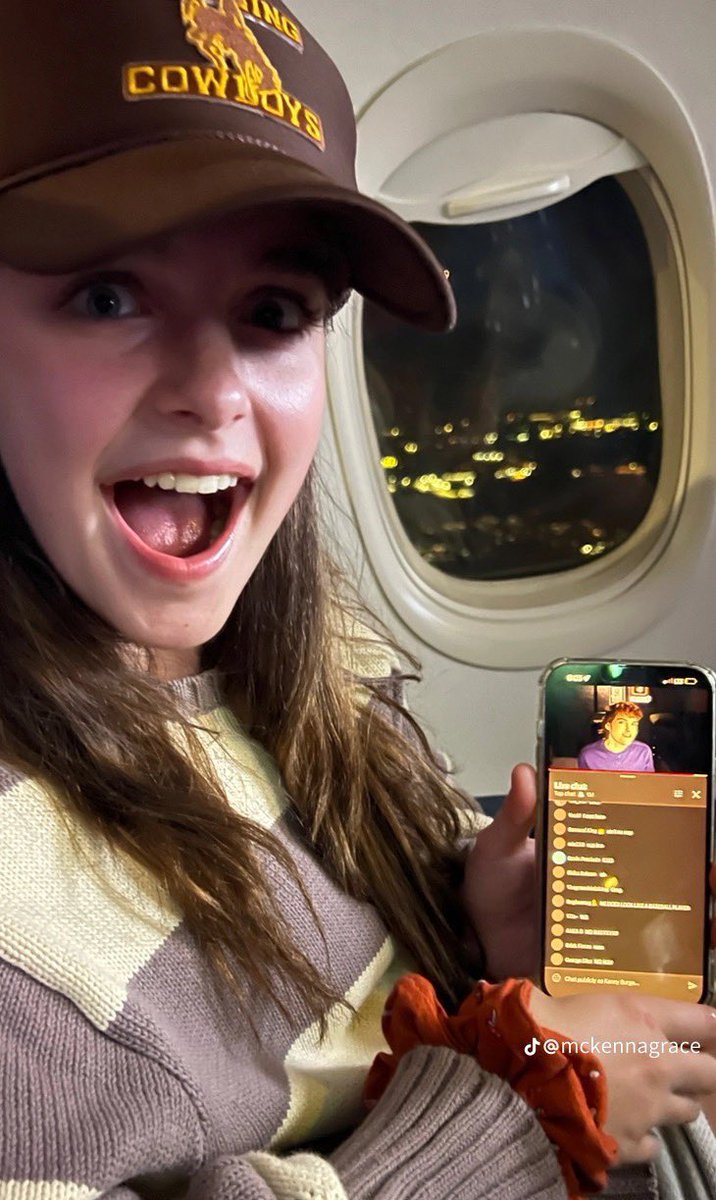 adorabledwt's tweet photo. mckenna grace buying airplane wifi just to see dream face reveal oh she is so real for this 😭🙌 https://t.co/jK3c5lKPVa