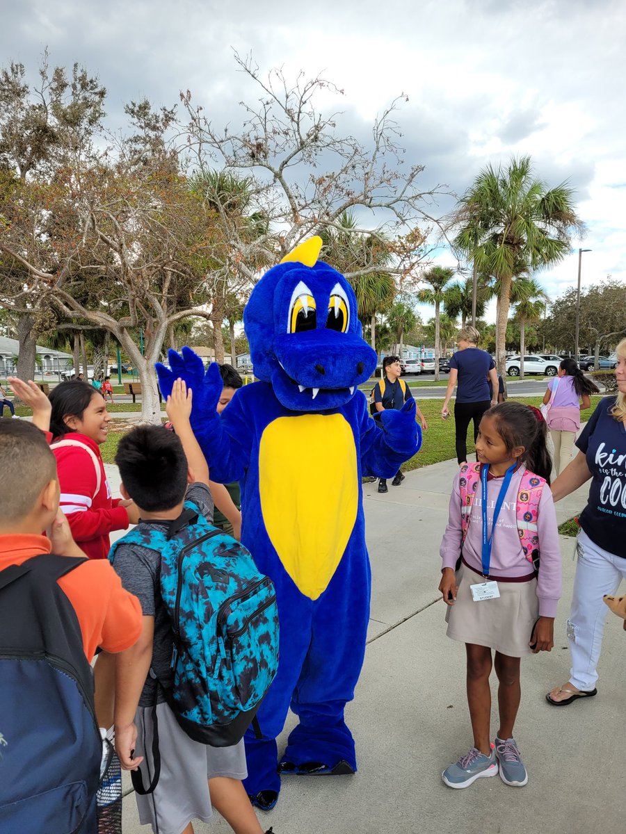 MrsMacsSuperCl1's tweet photo. Students were thrilled to see our very own Avalon Dragon at dismissal today. #AvalonStrong @AVEDragonStrong @collierschools https://t.co/Mti4Pwe1ga