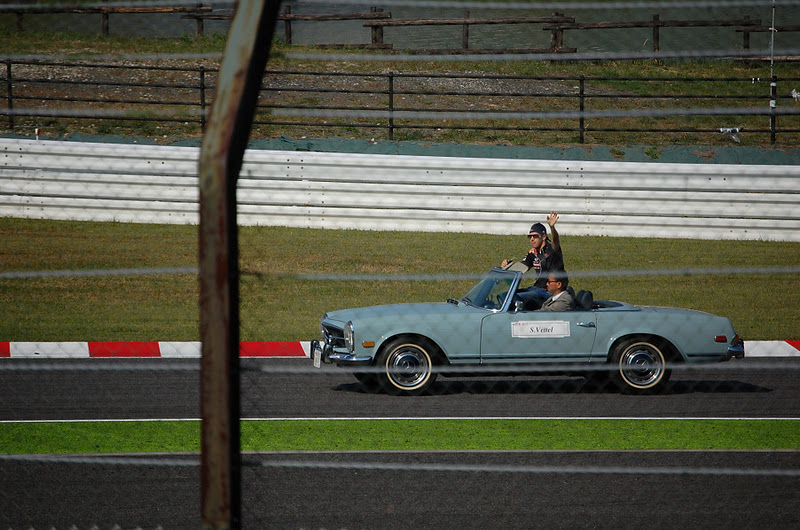 mtmmitaka's tweet photo. おはようございます！
さて今日からついにF1日本GP開幕！
角田選手がんばれ！
私はお店で観戦致します！

写真は2011年現地にて撮影した
今年引退のセバスチャンベッテル
決勝レース終了後
チャンピオン決定したベッテルが
目の前でドーナツターンかましてくれたのは
最高でありました！
#f1 #F1jp https://t.co/1cIVyt9eff