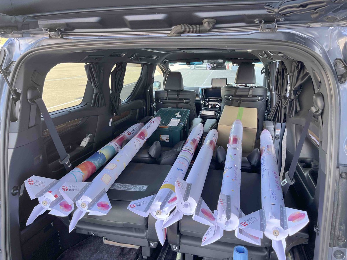 tsutomuhokkaido's tweet photo. 今日は午後からニセコに向けて出発です。
僕の車はロケット運搬車になりました。
２列目シートのヘッドレストが、いい感じにロケットをホールドしてくれています。
好天無風を祈ります！ https://t.co/eb0DOLLF1l