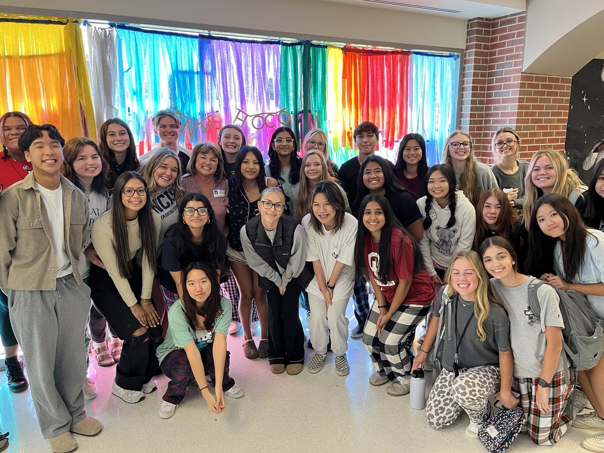 Special visit today with these special leaders! Sure miss them! Happy HoCo Week! <a href="/WeAreByronStuCo/">BN Student Council</a>