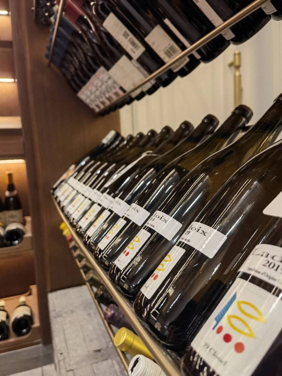 ShafaAmatulloh's tweet photo. Fortunate to visit Frank's wine room, many high-quality red wine https://t.co/OqbvVhGSRH