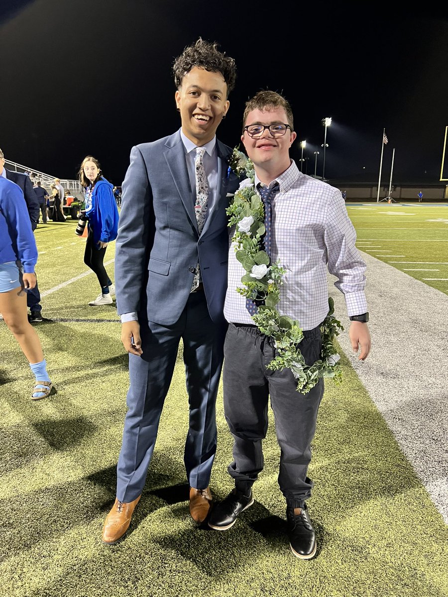 ONWIPS's tweet photo. They won!!! I could not love this school more. Thank you for making this happen. 🖤💙 https://t.co/2g6EUDqa4N