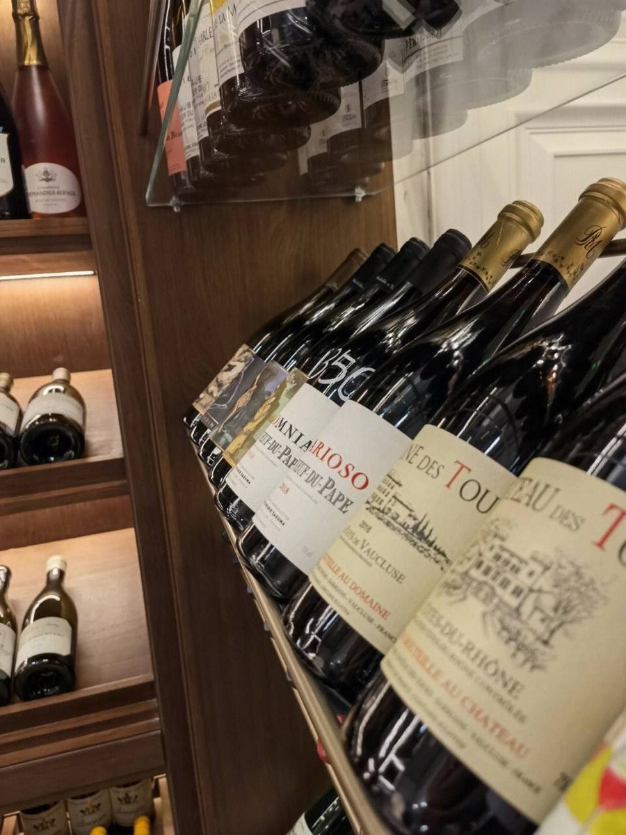 ShafaAmatulloh's tweet photo. Fortunate to visit Frank's wine room, many high-quality red wine https://t.co/OqbvVhGSRH