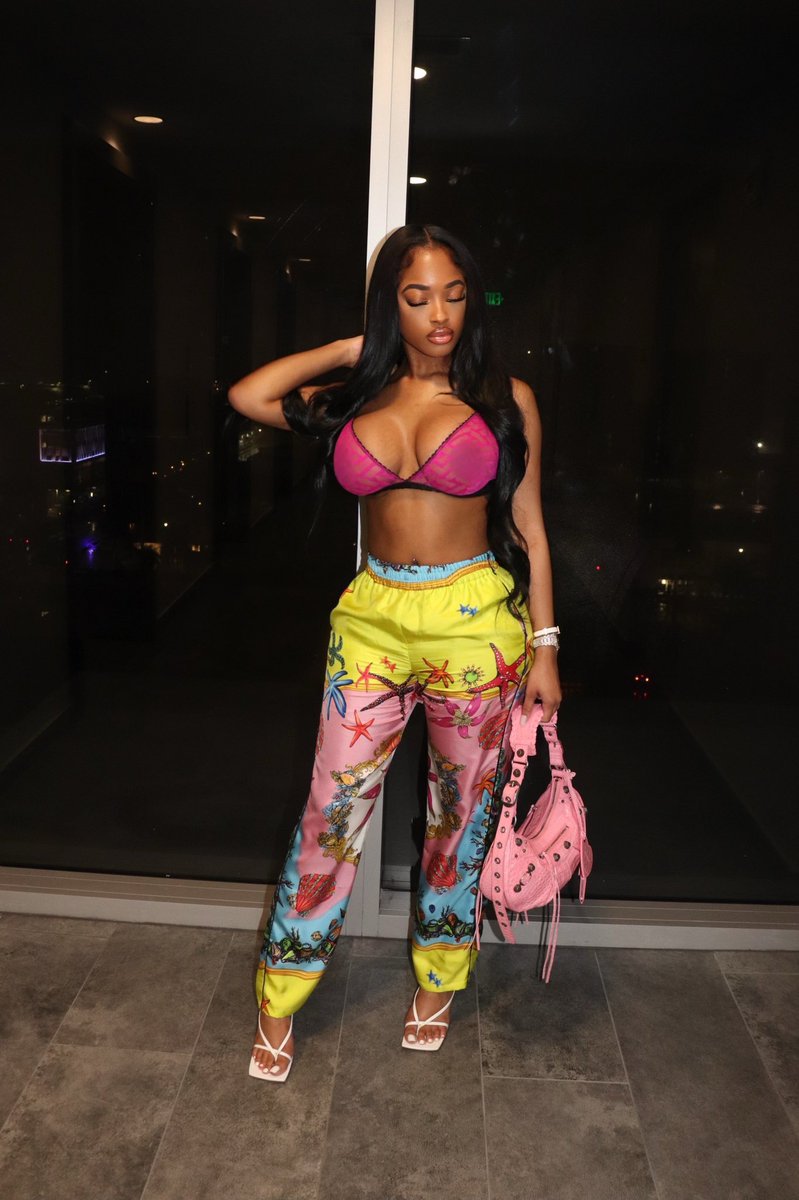 _Quantiaaaa's tweet image. All these niggas wanna FUCK, when I hold my wrist UP 💕🔥