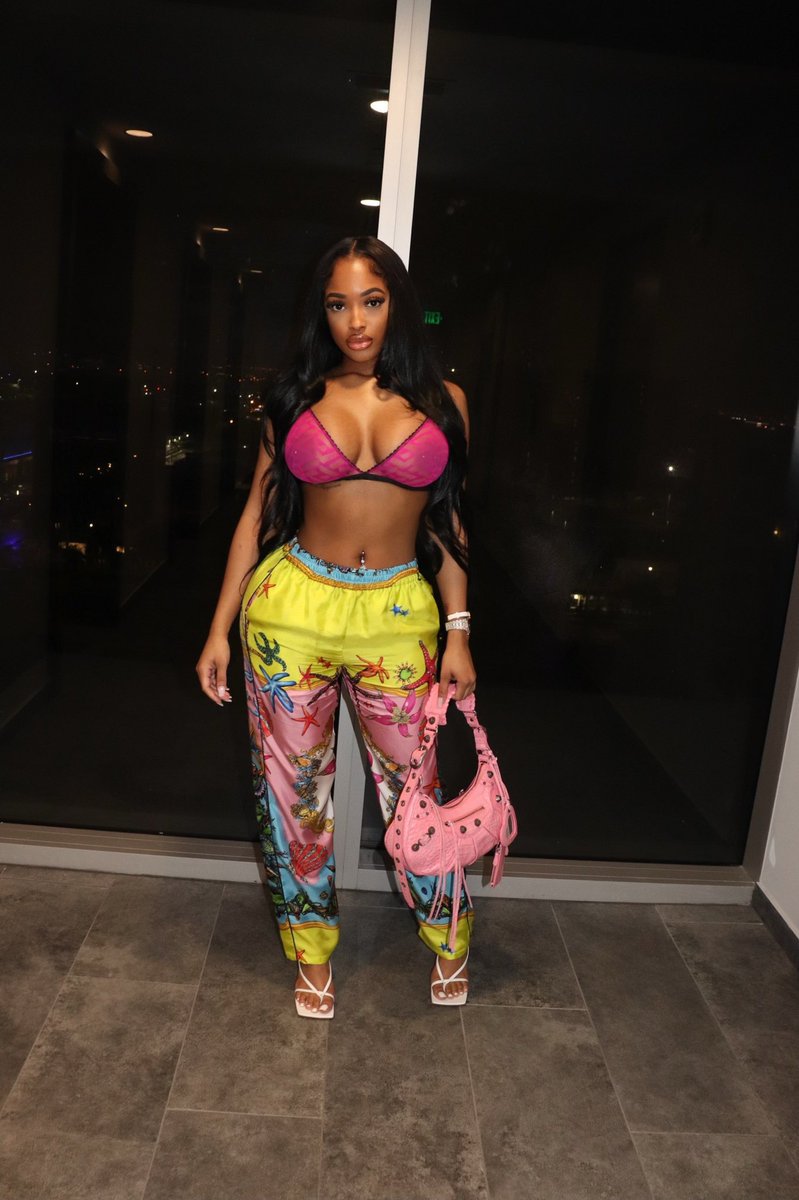 _Quantiaaaa's tweet image. All these niggas wanna FUCK, when I hold my wrist UP 💕🔥