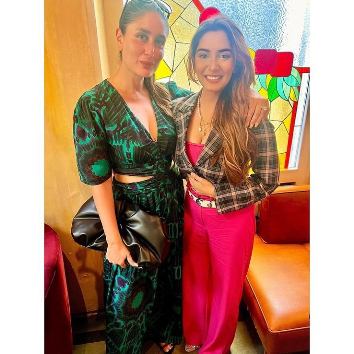 ᴹᵘʰᵃᵐᵐᵃᵈ ᴬᶻᵃⁿ (@azanluv) on Twitter photo Bebo and Navya
<a href="/KareenaK_FC/">Kareena Kapoor Khan FC</a> <a href="/Srishti__Jain/">Srishti</a> Bebo and Navya
<a href="/KareenaK_FC/">Kareena Kapoor Khan FC</a> <a href="/Srishti__Jain/">Srishti</a>