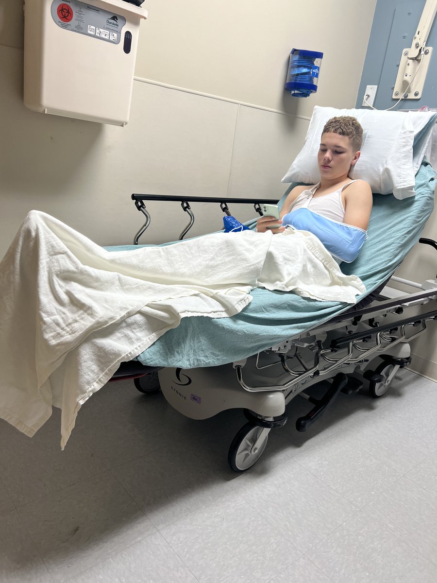 Prayers up to little bro <a href="/dantetillery2/">🅳🅰🅽🆃🅴 🅱. 🆃🅸🅻🅻🅴🆁🆈</a> #QB2.  Broken collarbone in game tonight.