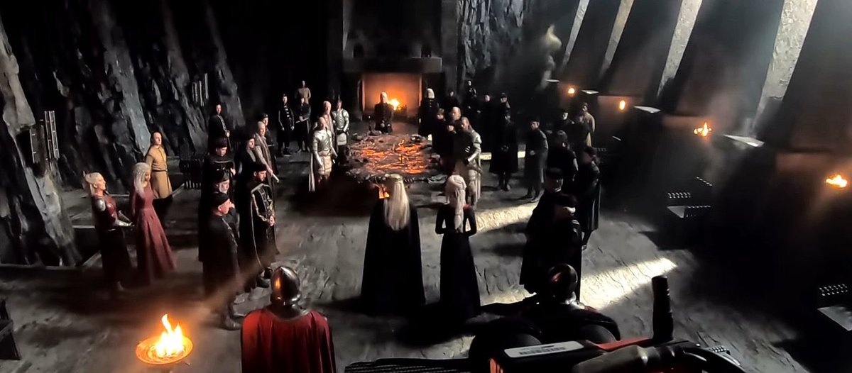 caffrey05's tweet photo. El Consejo Negro en Dragonstone. Rhaenys con armadura junto a Baela. Rhaenyra coronada junto a su prima e hijastra Rhaena. Daemon, tío y esposo esperándola frente a la mesa pintada de Westeros. 

#TeamBlack #RhaenyraQueen #DaemonGOD #HouseOfTheDragon https://t.co/E8hfPmMT3e