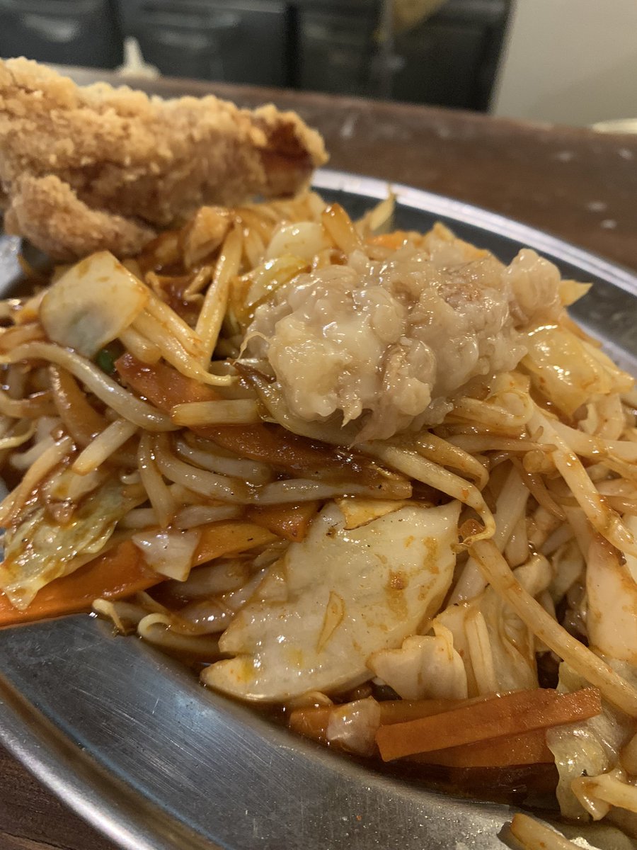 本日の営業時間
11:00-15:00
17:00-21:00

一段と寒い今日は辛みそキムチ×温玉×背脂がおすすめです🤤
旨辛な肉野菜炒めととろーり濃厚な温玉でポカポカに🔥

明日は臨時休業となります。

#ベジー太心斎橋店
#肉野菜炒め #羽釜炊きご飯
#心斎橋ランチ #ガッツリ系
#二郎系 #背脂