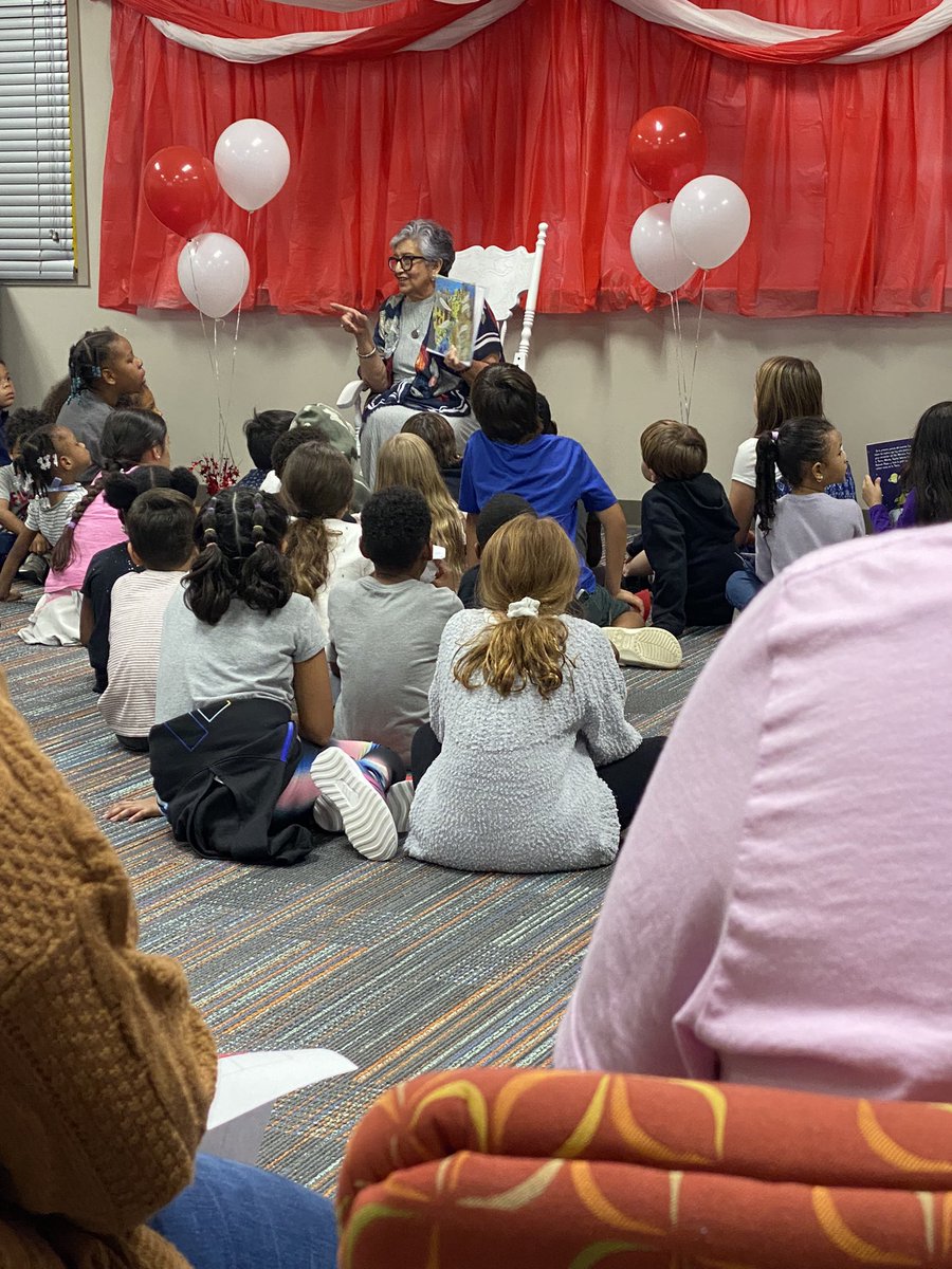 A_Schex_thing's tweet photo. Literacy night was amazing! Thank you @BelNafegar we had a blast! #2ndgrade #ProudNavigator https://t.co/N2iAyi8mNq