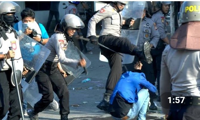 Melindungi , Melayani, dan mengayomi.
Itulah Kepolisian Republik Indonesia.
Bila ada yang melakukan sebaliknya, menakut-nakuti, membiarkan, mengacaukan, mempersekusi atau bahkan menindas, itu bukanlah kepolisian Indonesia.
 #RevolusiTotalPolri 
#RevolusiTotalPolri