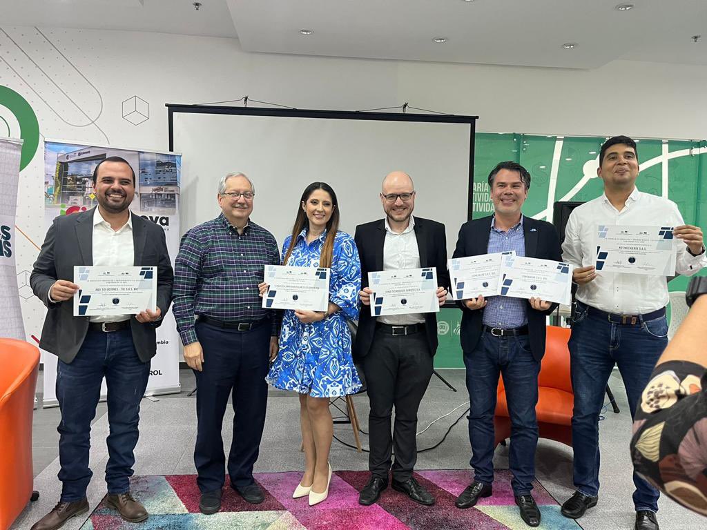 fcvcolombia's tweet photo. Hoy recibimos el reconocimiento por parte de @InnovacionANDI
🥇puesto, como la empresa más innovadora de Santander.
🥇puesto, a la empresa más innovadora en salud en Colombia.
13 puesto, en el Ranking nacional de la empresas más innovadoras de el país.

#FCV  #innovacion #orgullo https://t.co/5t3IXDVQZp
