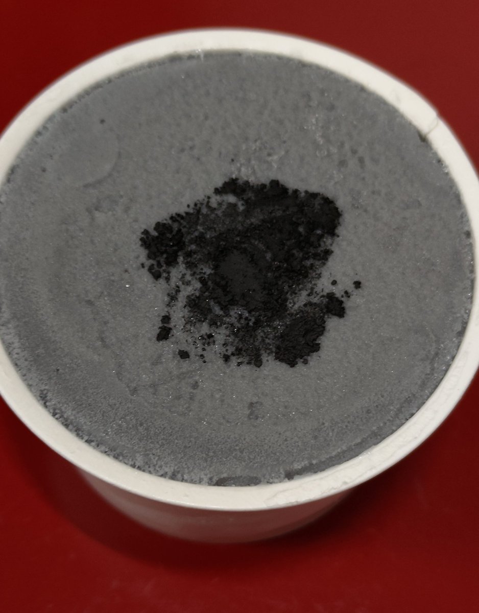 yamasa010's tweet photo. Do It Yourself!!-どぅー・いっと・ゆあせるふ-とコラボしてる鉄の味がするアイス食べました  見た目のこの見事な鉄っぽい色とかかってる鉄粉！シャリシャリ食感のジェラートで美味しくて食べたあと確かに舌に残るこの鉄の味 栄養成分表示の鉄1mgのインパクト #燕三条鉄アイス #diyアニメ #diy https://t.co/i90CDBYrGo