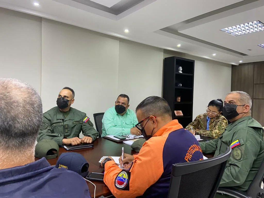 #HaceMinutos | Gob. <a href="/Soykarinacarpio/">Karina Carpio</a>: Estamos esperando que bajen las aguas, que se discierne un poco la situación para nosotros seguir ayudando a nuestra gente. 

<a href="/NicolasMaduro/">Nicolás Maduro</a>
#PuebloConTechoPropio