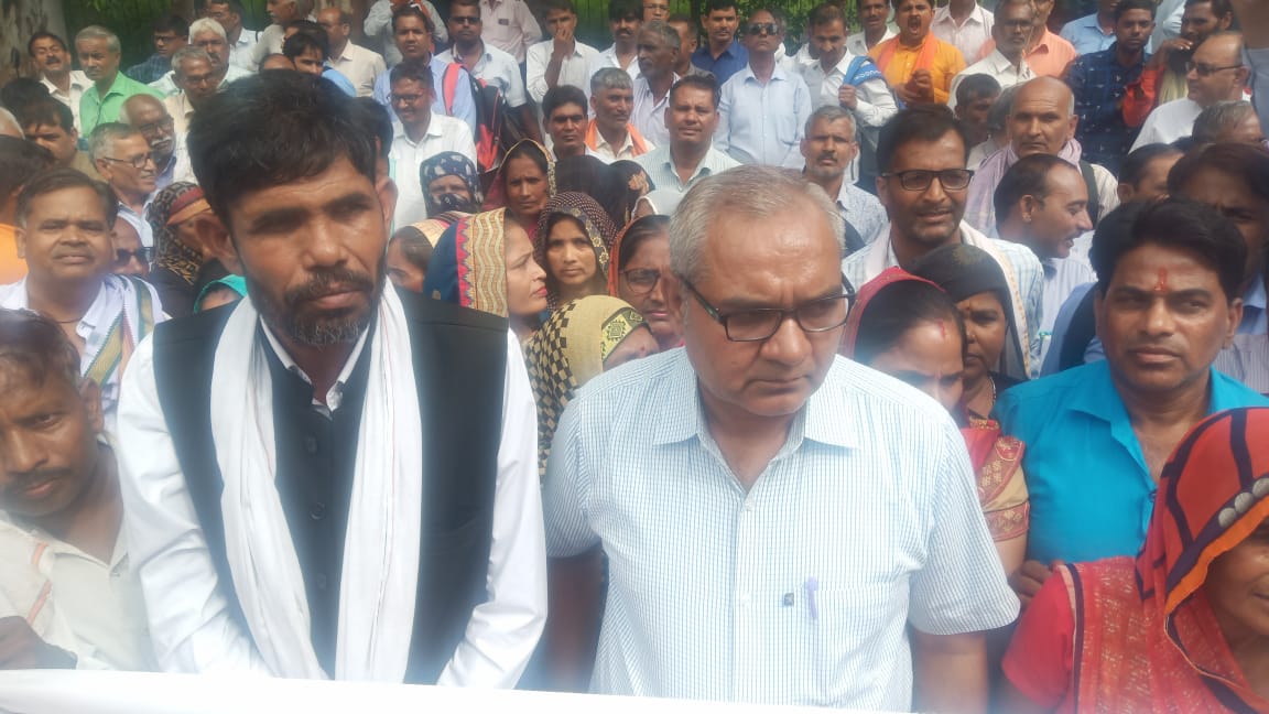 Rajkumar Goyal (@rajkuma93481848) on Twitter photo #JusticeForSaharaIndiaInvestors
#рдкрд╣рд▓реЗ_рднреБрдЧрддрд╛рди_рдлрд┐рд░_рдорддрджрд╛рди
#рд╕реБрдмреНрд░рдд рд░рд╛рдп рдХреЛ рдЧрд┐рд░рдлреНрддрд╛рд░ рдХрд░реЛ
# рдардЧреЛ рдХреЛ рдлрд╛рдВрд╕реА рджреЛ
<a href="/narendramodi/">Narendra Modi</a>
<a href="/myogiadityanath/">Yogi Adityanath</a>
рдЦреИрд░рд╛рдЧрдв рддрд╣рд╕реАрд▓ рдХреЗ рдЧрд░реАрдм рдордЬрджреВрд░реЛ рдХрд╛ рд╕рд╣рд╛рд░рд╛рдЗрдиреНрдбрд┐рдпрд╛ рд╕реЗ рднреБрдЧрддрд╛рди рдХрд░рд╛рдиреЗ рдХреА рдХреГрдкрд╛ рдХрд░реЗ рдЖрдЬ рд╢рд┐рдХреНрд╖рд╛ рдорд┐рддреНрд░ рдУрд░ рд╕рд╣рд╛рд░рд╛рдЗрдиреНрдбрд┐рдпрд╛ рдХреЗ рдПрдЬреЗрдВрдЯ рдХреА рдЕрдирджреЗрдЦреА рд╕рд░рдХрд╛рд░ рдХреЛ рдорд╣рдВрдЧреА рдкрдбреЗрдЧреА #JusticeForSaharaIndiaInvestors
#рдкрд╣рд▓реЗ_рднреБрдЧрддрд╛рди_рдлрд┐рд░_рдорддрджрд╛рди
#рд╕реБрдмреНрд░рдд рд░рд╛рдп рдХреЛ рдЧрд┐рд░рдлреНрддрд╛рд░ рдХрд░реЛ
# рдардЧреЛ рдХреЛ рдлрд╛рдВрд╕реА рджреЛ
<a href="/narendramodi/">Narendra Modi</a>
<a href="/myogiadityanath/">Yogi Adityanath</a>
рдЦреИрд░рд╛рдЧрдв рддрд╣рд╕реАрд▓ рдХреЗ рдЧрд░реАрдм рдордЬрджреВрд░реЛ рдХрд╛ рд╕рд╣рд╛рд░рд╛рдЗрдиреНрдбрд┐рдпрд╛ рд╕реЗ рднреБрдЧрддрд╛рди рдХрд░рд╛рдиреЗ рдХреА рдХреГрдкрд╛ рдХрд░реЗ рдЖрдЬ рд╢рд┐рдХреНрд╖рд╛ рдорд┐рддреНрд░ рдУрд░ рд╕рд╣рд╛рд░рд╛рдЗрдиреНрдбрд┐рдпрд╛ рдХреЗ рдПрдЬреЗрдВрдЯ рдХреА рдЕрдирджреЗрдЦреА рд╕рд░рдХрд╛рд░ рдХреЛ рдорд╣рдВрдЧреА рдкрдбреЗрдЧреА
