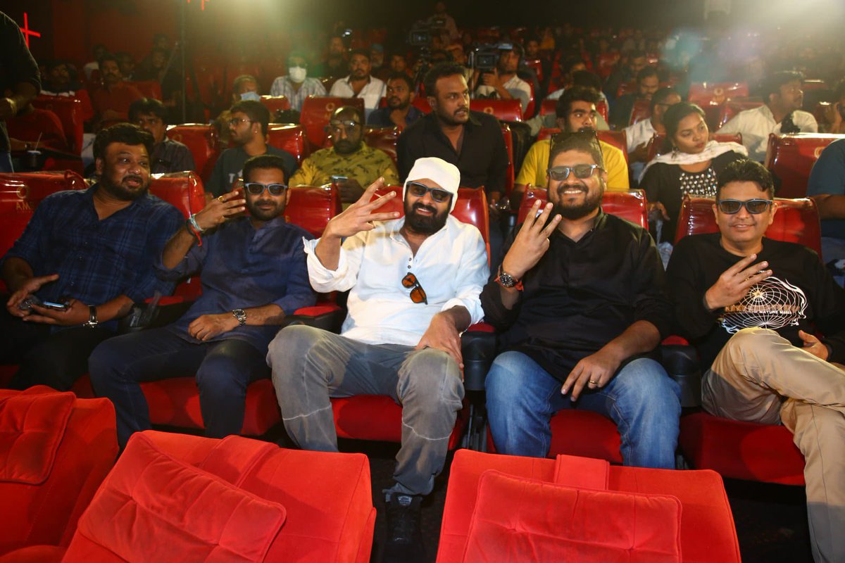 telugufilmnagar's tweet photo. Clicks from #Adipurush Teaser 3D screening at Hyderabad! 

Pan Indian Star 💫 
#Prabhas, director #OmRaut and producer #BhushanKumar showcase their magnum opus' teaser in 3D as they host a press conference in the city.

 #Adipurush3DTeaser @Offladipurush @omraut @UV_Creations https://t.co/gND1GNCC7J