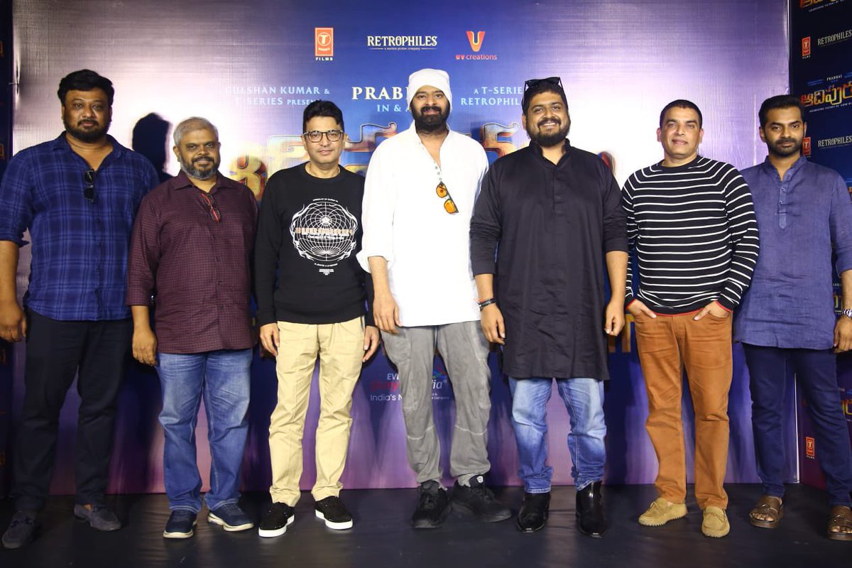 telugufilmnagar's tweet photo. Clicks from #Adipurush Teaser 3D screening at Hyderabad! 

Pan Indian Star 💫 
#Prabhas, director #OmRaut and producer #BhushanKumar showcase their magnum opus' teaser in 3D as they host a press conference in the city.

 #Adipurush3DTeaser @Offladipurush @omraut @UV_Creations https://t.co/gND1GNCC7J