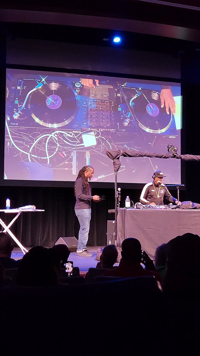 FultonBandMill's tweet photo. Spent the evening with one of Hip Hop's founding fathers.....Grandmaster Flash.

#hiphop #vinyl #knoxville #scrathing #grandmasterflash #dj #djing https://t.co/b7Rl4NZ8e6