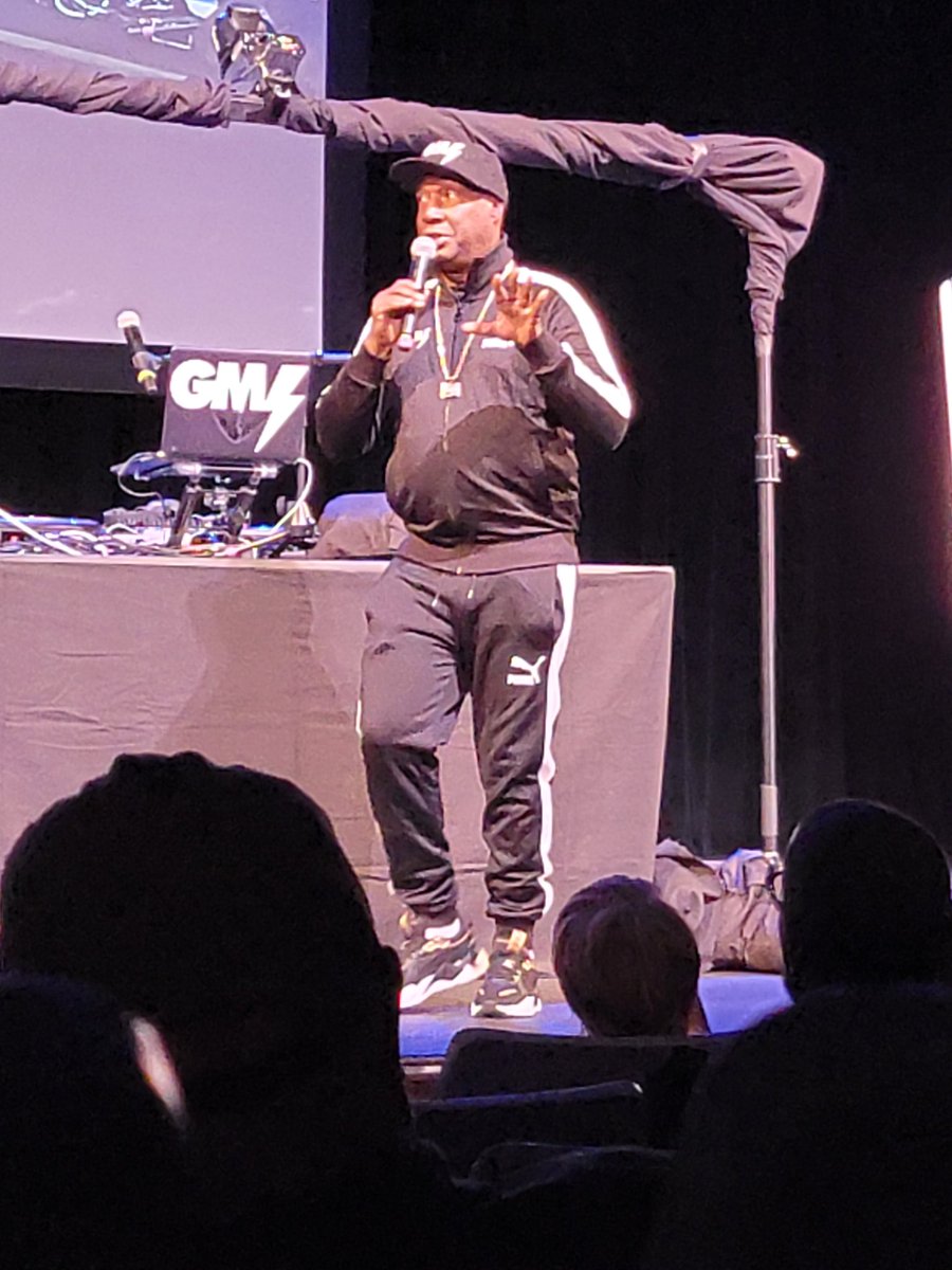 FultonBandMill's tweet photo. Spent the evening with one of Hip Hop's founding fathers.....Grandmaster Flash.

#hiphop #vinyl #knoxville #scrathing #grandmasterflash #dj #djing https://t.co/b7Rl4NZ8e6