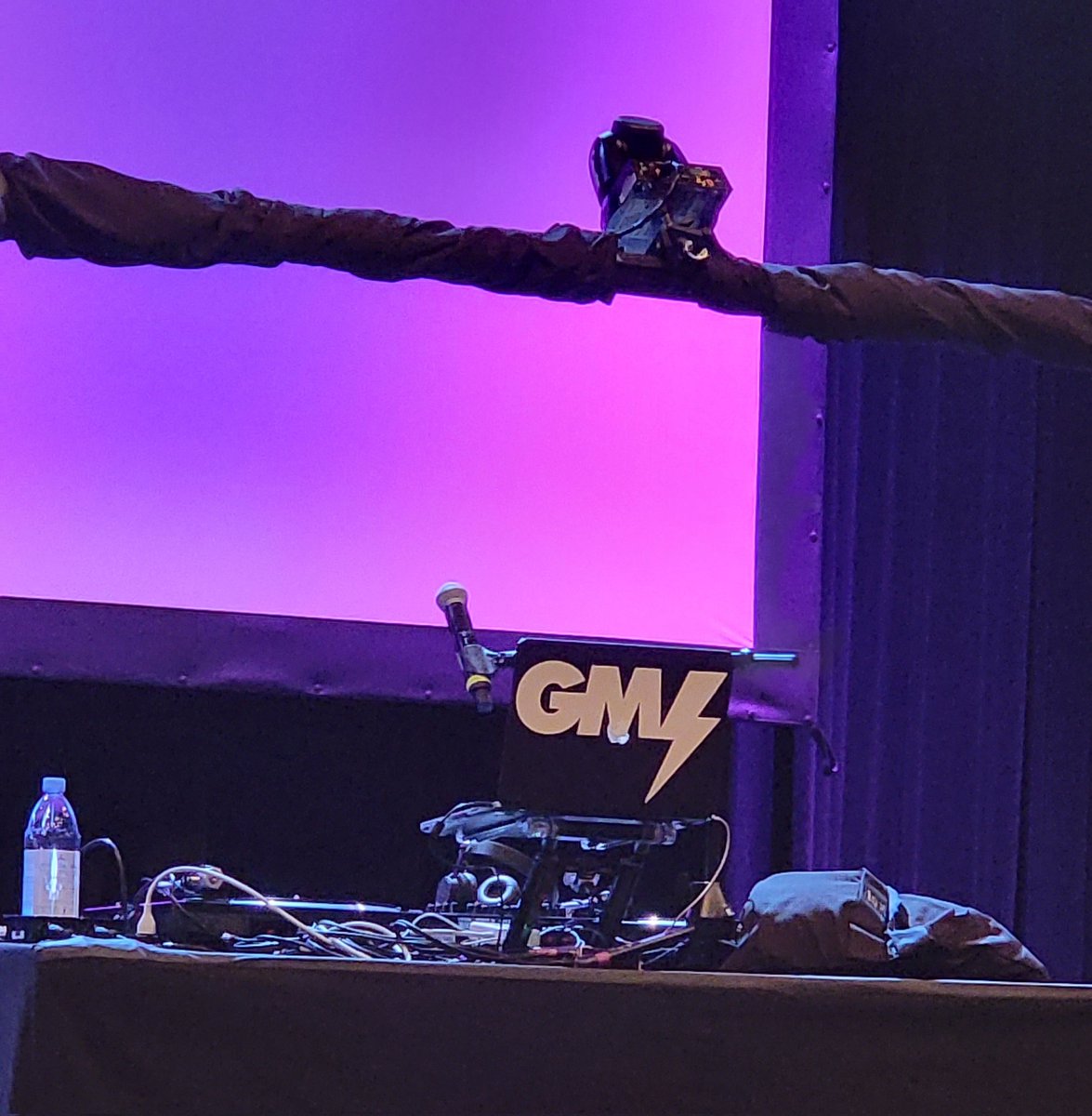 FultonBandMill's tweet photo. Spent the evening with one of Hip Hop's founding fathers.....Grandmaster Flash.

#hiphop #vinyl #knoxville #scrathing #grandmasterflash #dj #djing https://t.co/b7Rl4NZ8e6