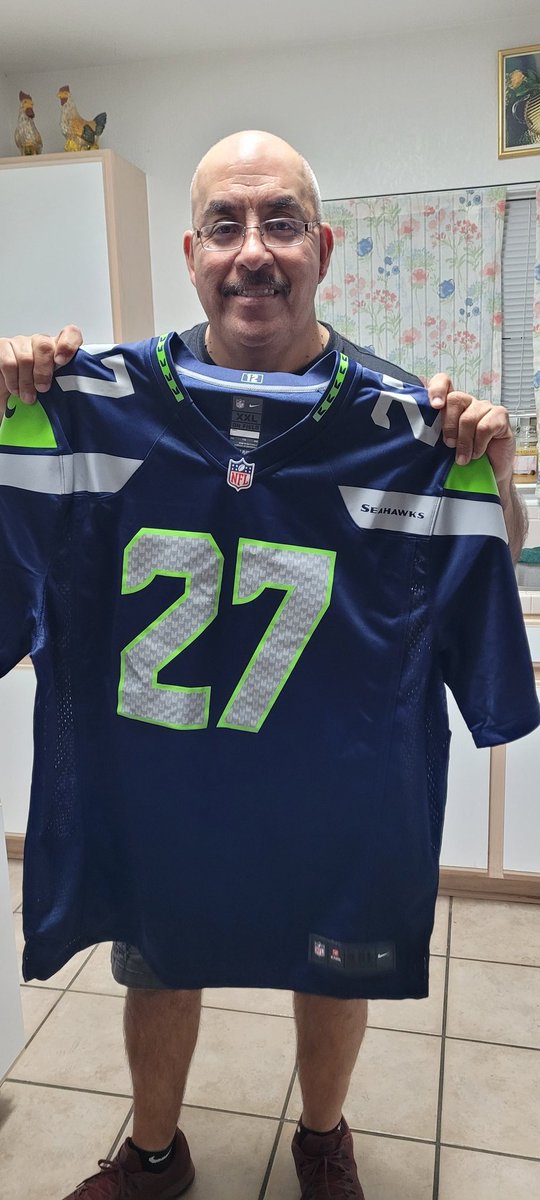 RBoogie33's tweet photo. Early Bday gift from the wifey. Definitely had to get me one of these @_Tariqwoolen jerseys. Next goal , to go to a @Seahawks home game.
#UTSAFamily
#SupporttheRunners
#210TriangleOfToughness
#FutureROY https://t.co/u5zuBuvrbi