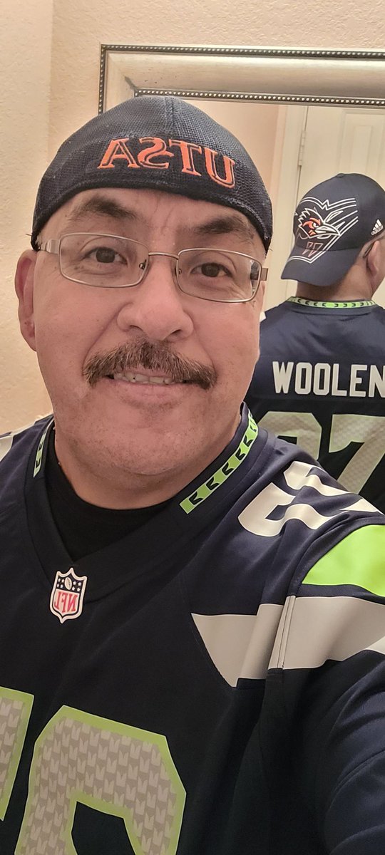 RBoogie33's tweet photo. Early Bday gift from the wifey. Definitely had to get me one of these @_Tariqwoolen jerseys. Next goal , to go to a @Seahawks home game.
#UTSAFamily
#SupporttheRunners
#210TriangleOfToughness
#FutureROY https://t.co/u5zuBuvrbi