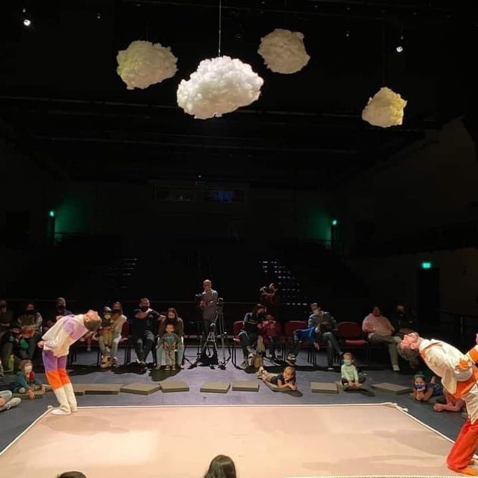 GdlTiempo's tweet photo. #TEATROINFANTIL
¡Desde Xalapa llega a #Guadalajara @flores_danza con un espectáculo para niñas y niños de 3 a 6 años en el marco del #FITPA de @ALADERIVATEATRO en @ConjSantander
Boletos: https://t.co/8JBGX0WOwi
Día: 29 octubre
Horario: 10:30 y 13:00 hrs.
Duración: 35 minutos https://t.co/9SkgLbV7wU