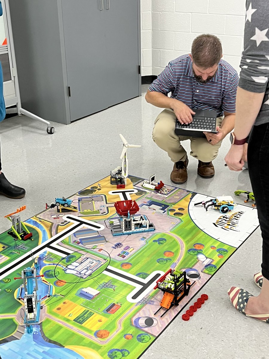 TheSTEMnerdette's tweet image. Excited to be bringing @FIRSTweets Lego League to WCS! #STEMatWCS #robotics #coding @WCS_MediaTech