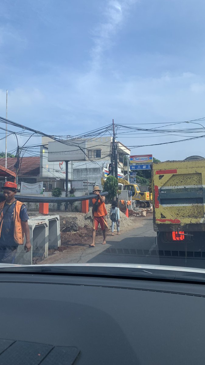 andreslesmana's tweet photo. @RadioElshinta jalan Kartini (Depok) arah jalan Margonda macet, ada pekerjaan perbaikan trotoar, tidak ada petugas yang mengatur angkot yang ngetem depan stasiun Depok Lama, cuaca cerah. https://t.co/J06277wjyu