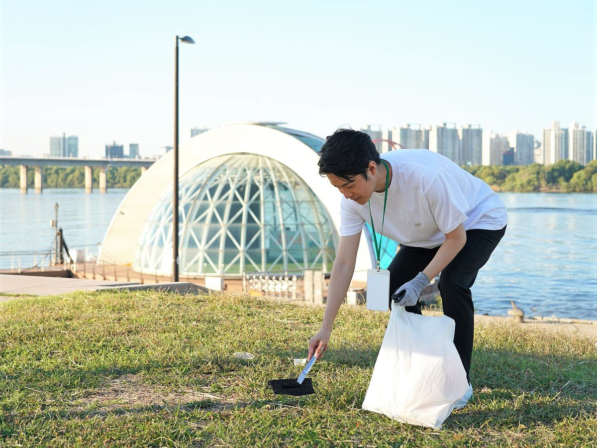 EY_Korea's tweet photo. 💪힘내요 한강, 부탁해요 EY한영🙏

EY Ripples 💧 #EY한영 임직원들은 기술, 지식, 경험을 통해 변화의 물결(Ripple)을 만들어 사회적 변화를 이끌어냅니다.

EY한영 신입 회계사 300여명이 #EYRipples 첫번째 활동으로 한강공원에서 쓰레기를 수거하는 #플로깅 에 나섰습니다. https://t.co/55Sst2QJYs