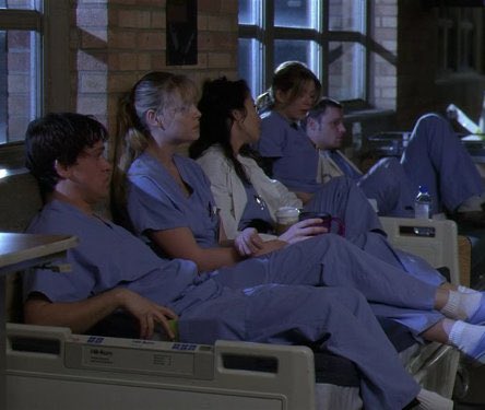 dreamymerder's tweet photo. Just two VERY different classes of INTERNS on the ICONIC gurney's on Grey’s Anatomy:

2005                               2022 https://t.co/1rbNjnYtqr