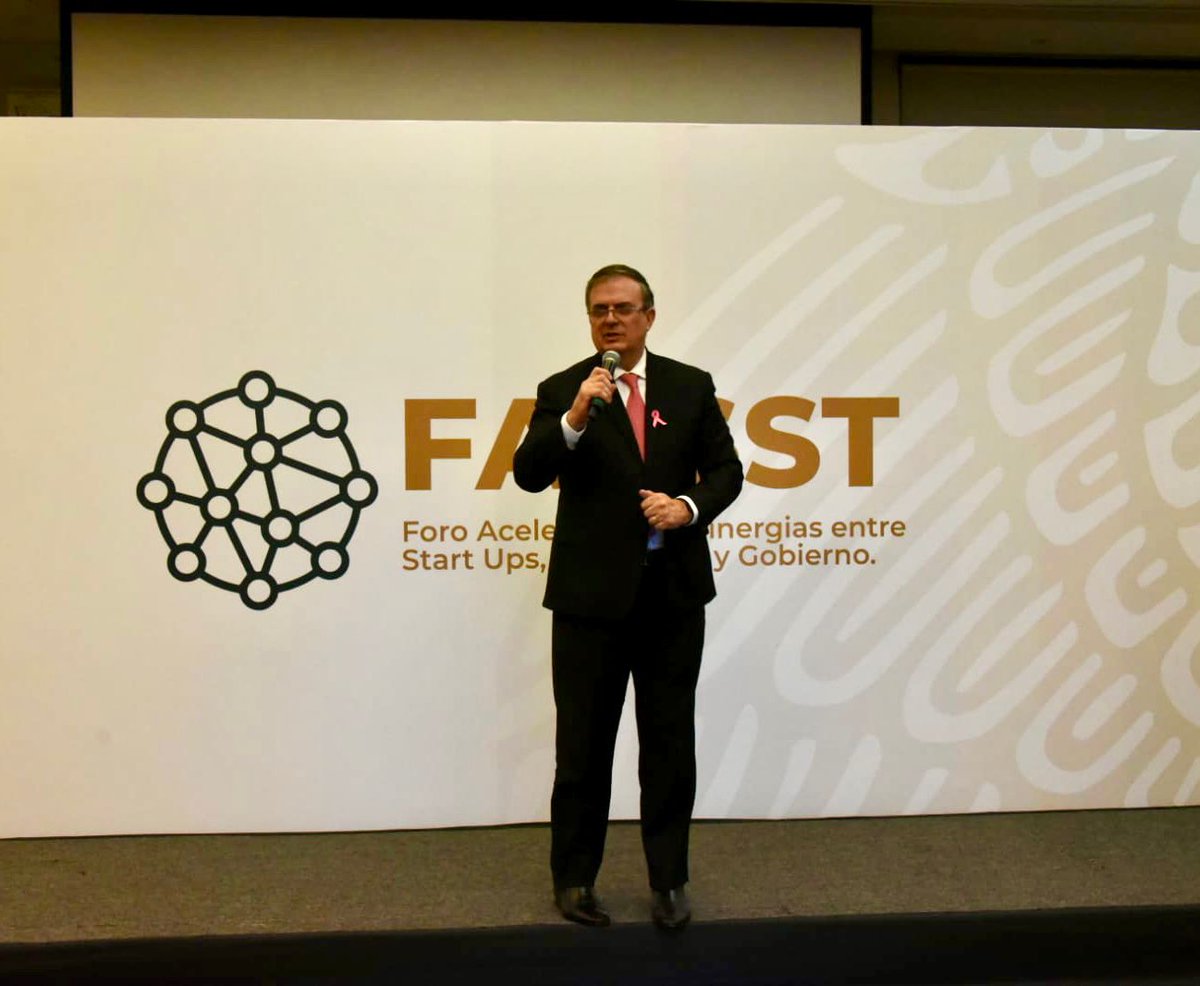 SRE_mx's tweet photo. 📸 Esta noche, en @SRE_mx, el canciller @m_ebrard clausuró el Foro Acelerador de Sinergias entre Startups, Sector Tec y Gobierno (#FASSST), en presencia de representantes de empresas emergentes mexicanas y en seguimiento al diálogo creado para acelerar su desarrollo.
🇲🇽🤝🌏 https://t.co/aRocahHGoF