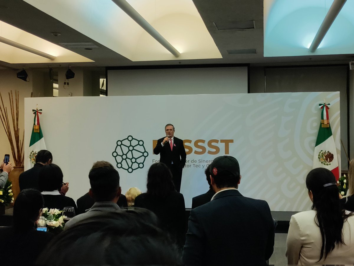 chuycepeda's tweet photo. Interesante noche para el futuro de la identidad digital descentralizada en México. Gran oportunidad de compartir la visión de @oscitylatam en Cancillería #fassst @m_ebrard https://t.co/zrZZBAqT62