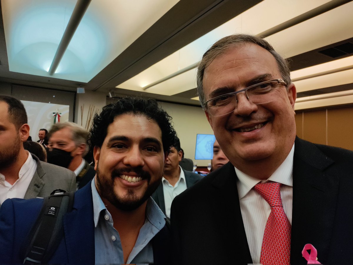 chuycepeda's tweet photo. Interesante noche para el futuro de la identidad digital descentralizada en México. Gran oportunidad de compartir la visión de @oscitylatam en Cancillería #fassst @m_ebrard https://t.co/zrZZBAqT62