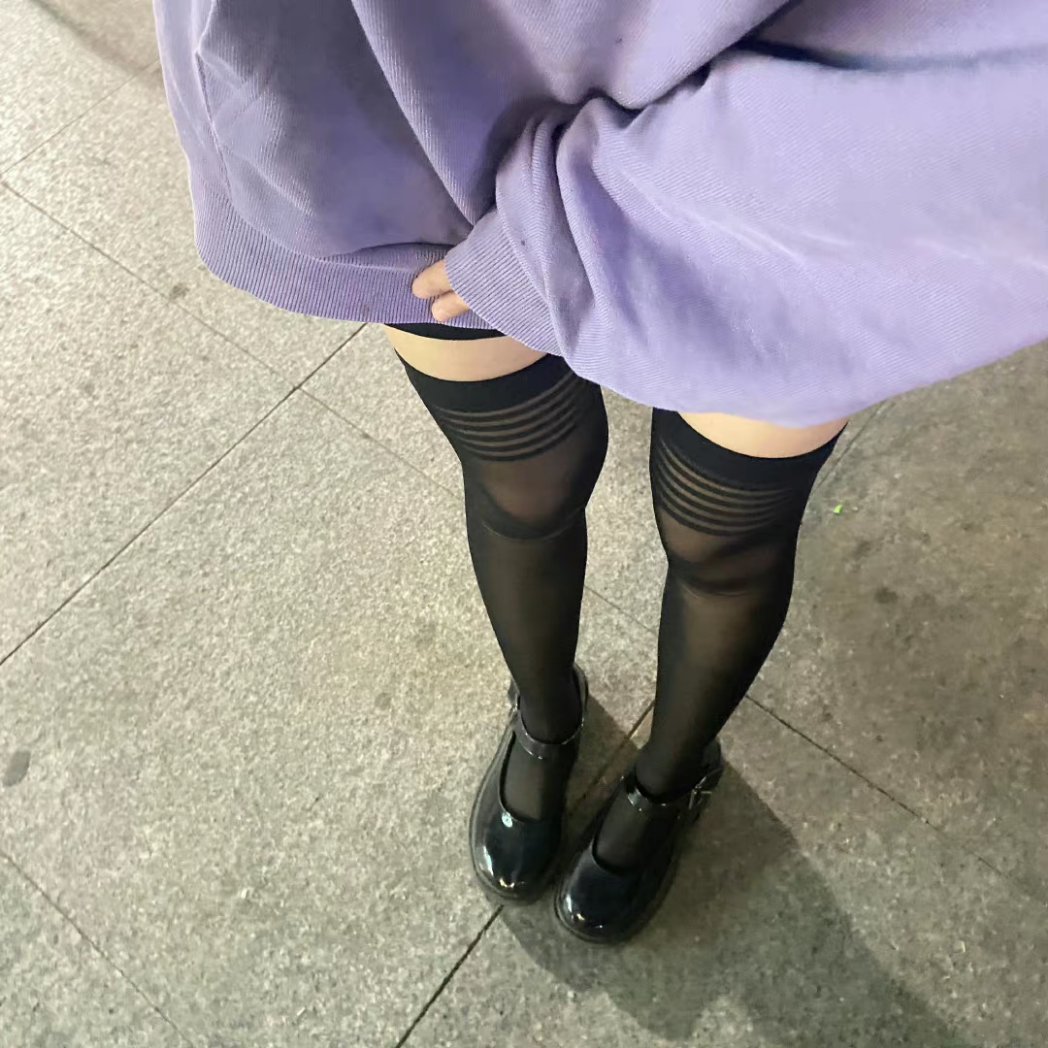 Cyx53301140's tweet photo. 过膝袜真是太棒啦 https://t.co/TDOOfRNnrK