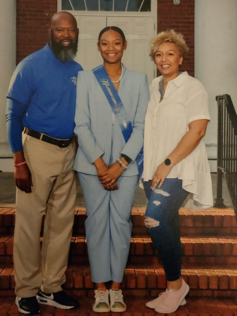 masterteacher24's tweet photo. 1/3 of our legacy....and we're PROUD! @TrinnClark2 @Coach_MC18 https://t.co/O4Lplr0XtB