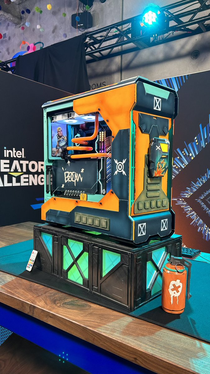 LOOK AT MY PC, IT’S FUCKING SICK! WE FREAKING WON INTEL’S CREATOR CHALLENGE WWWW