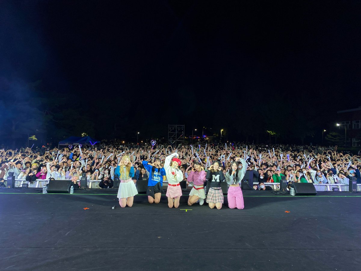 seohyuntjin's tweet photo. —💮 it was more meaningful because this was sieun’s school💕

thank you for having a good time with us🥰 https://t.co/48w1NBvFRm