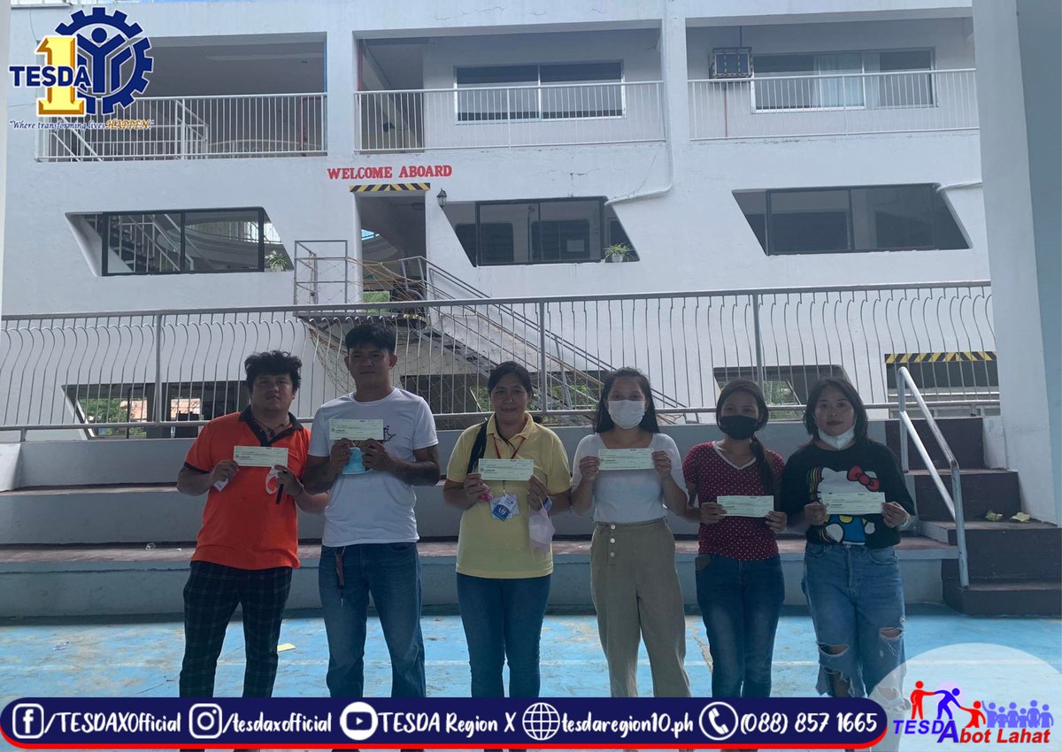 tesdaofficial's tweet photo. Ilang mga iskolars na nakapag-tapos ng kanilang pagsasanay sa iba't ibang kwalipikasyon ang masayang tumanggap ng kani-kanilang training allowance na ibinahagi ng TESDA Misamis Oriental.
#LevelUpSaTESDA
#TESDAAbotLahat https://t.co/kLDgLtpbgf