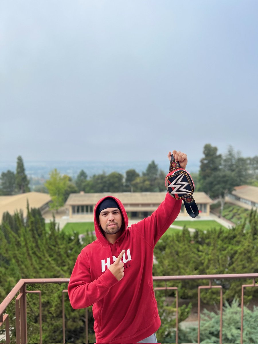 coachdSJDC's tweet photo. This week's belt winners Utl Nick Martinez and Utl Steven Palermo enjoying the views on a beautiful view day at HNU. @stevp31 
@HNUAthletics 
@NamesBaseball 
#HonorableNobleUnique
#HawkYeah https://t.co/JialIVho5X