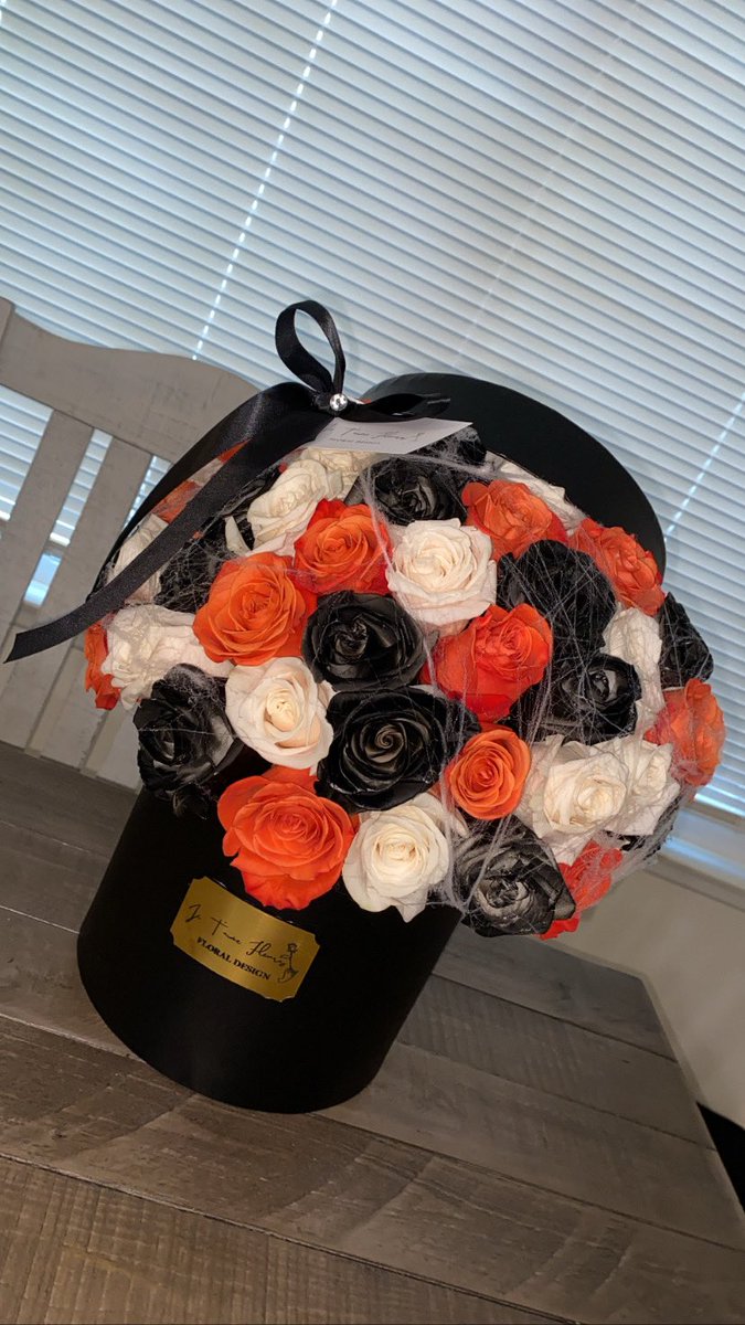 My boyfriend surprised me with a spooky arrangement 😭😍🧡 
.
<a href="/jetaimefleurs/">一朵向月葵</a> on ig 🧡