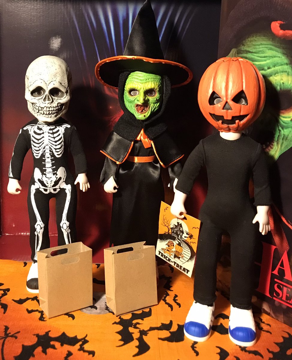 Here are the Halloween 3: Season of the Witch dolls from the Mezco Living Dead doll series. They look great.😊💀🎃☘️