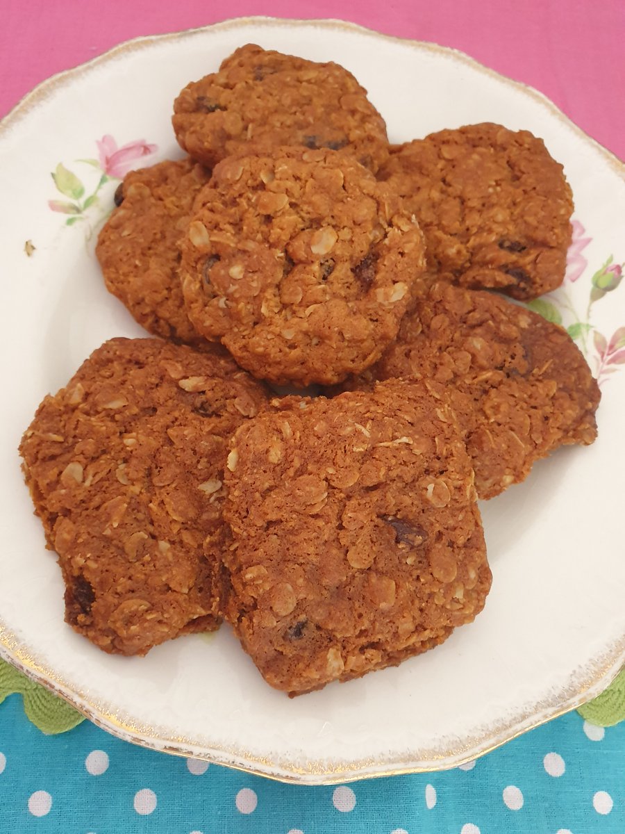 HelenTIS131's tweet image. A second batch of ANZAC biscuits. #thegreatrarebooksbakeoff  #bakeMonash