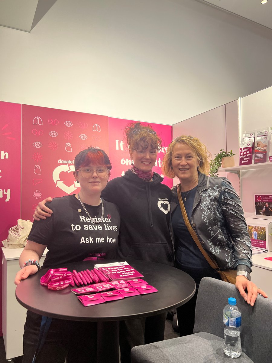 DonateLifeToday's tweet photo. 11 days, 30 staff &amp; volunteers, 220 show bags &amp; 945 new registrations on the Australian Organ Donor Register! 🙌 An incredible effort from DonateLife Victoria at the Melbourne Royal Show! It’s not too late to sign up! It only takes one minute to at https://t.co/DwlyOO7oVs ❤️ https://t.co/VxtErrXcnD