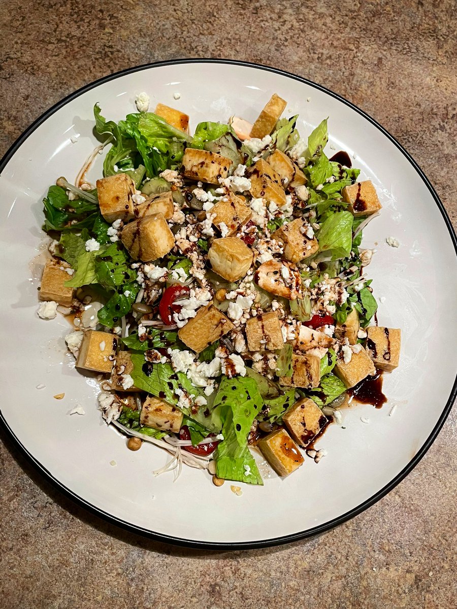 Miss_Muzz's tweet photo. She’s a sexy tofu salad 😍
Grape tomato, cucumber, mushroom, enoki mushroom, pumpkin seed, toasted lentil, hemp hearts and pan-crisp tofu. Topped w feta and balsamic/evoo drizzle https://t.co/IW5cnhWjd4