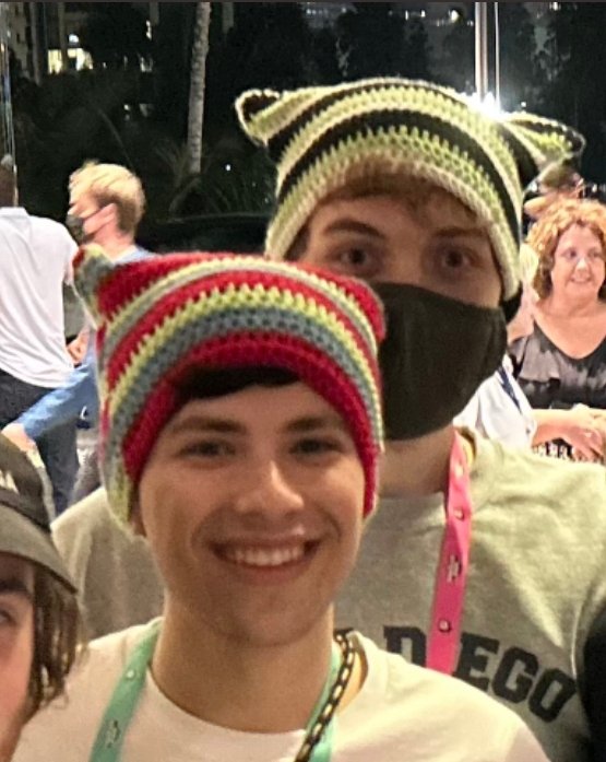 imnotchantelle's tweet photo. they have matching beanies im going to sob https://t.co/lgxlsbRT7c