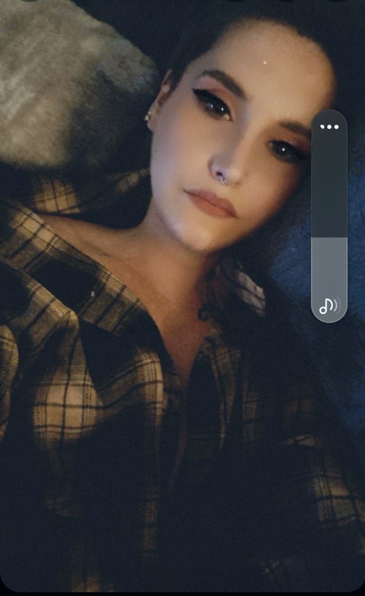 elysiens's tweet photo. #shleepy and confused apparently I can't take a pic without lowering my volume... 🤔 https://t.co/FB79lLUte4